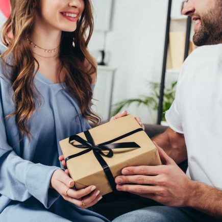 Как научить мужа дарить подарки