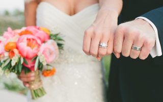 Как жениху и невесте выбрать обручальные кольца