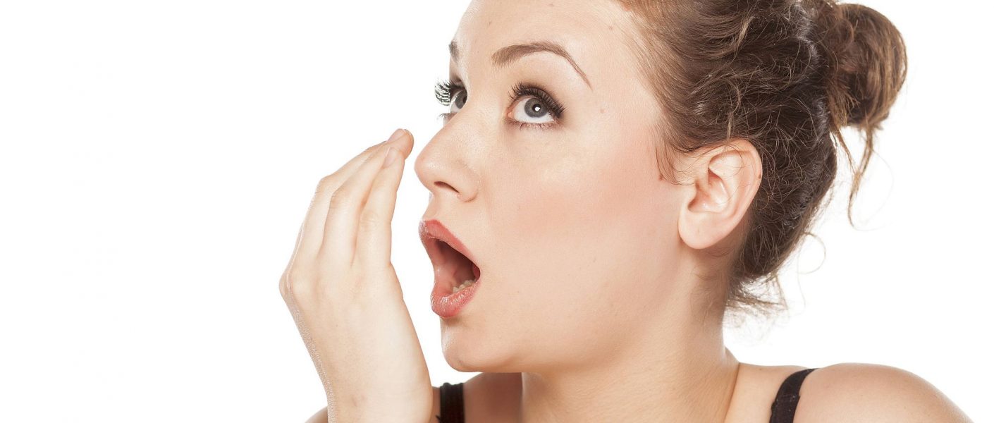 Из-за чего появляется неприятный запах изо рта и как его устранить