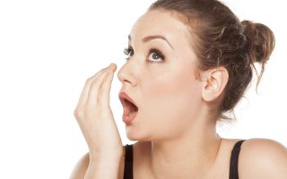Из-за чего появляется неприятный запах изо рта и как его устранить